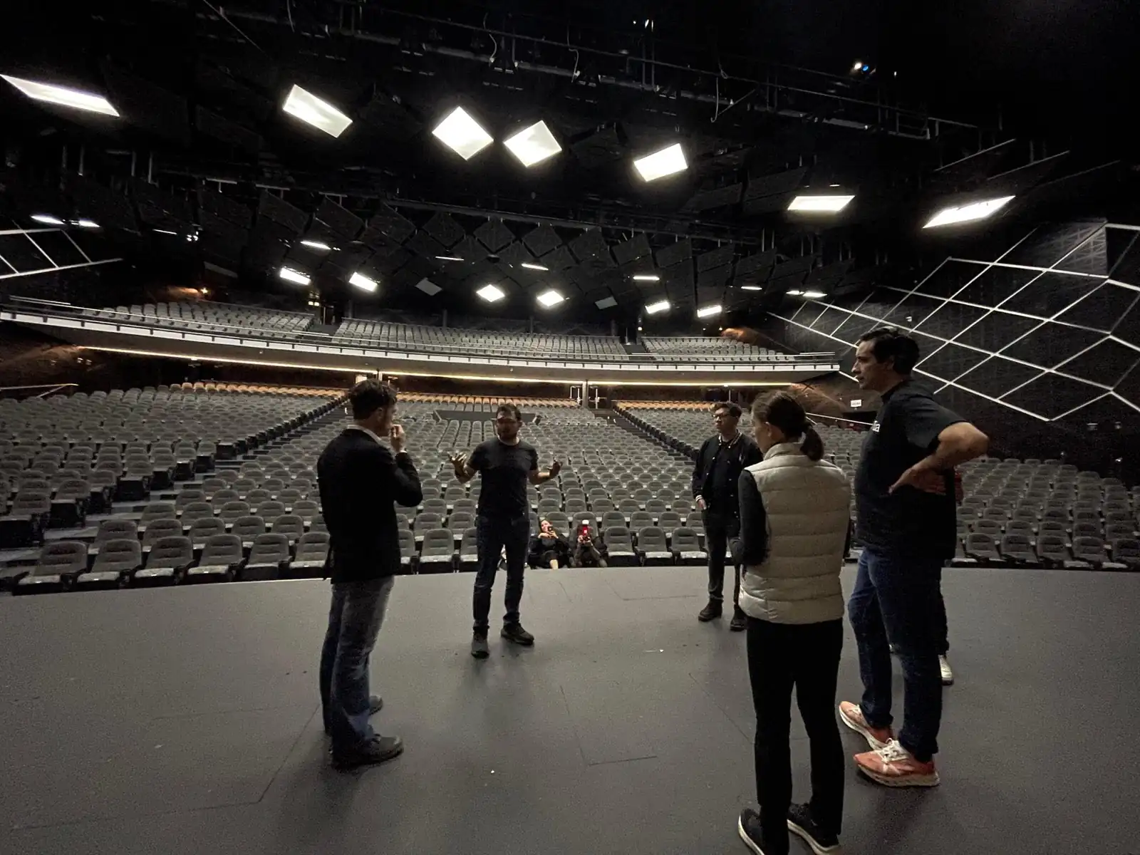 Personas del equipo preparando un montaje en un foro