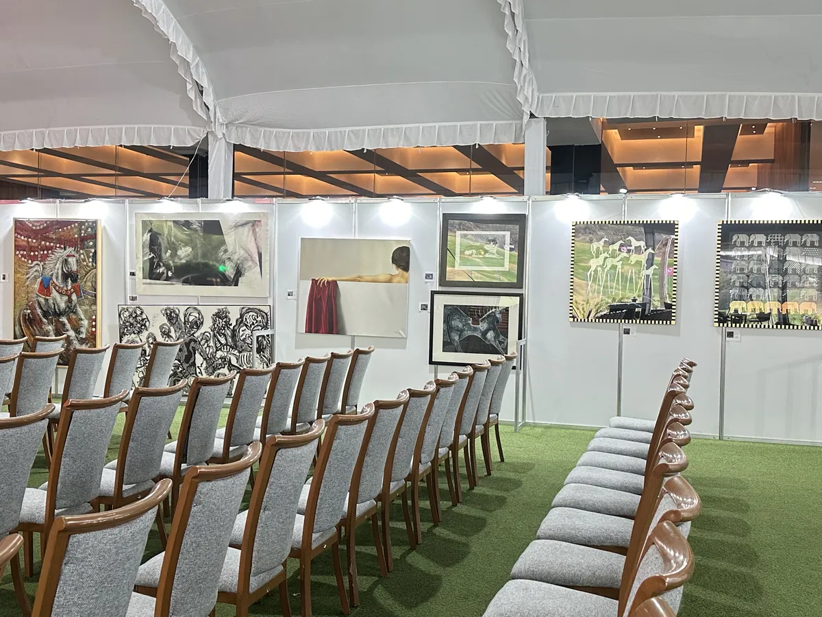 Exposición de arte montada bajo carpa.