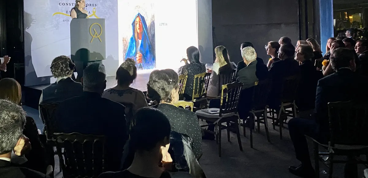 Subasta de arte, con obra proyectada.