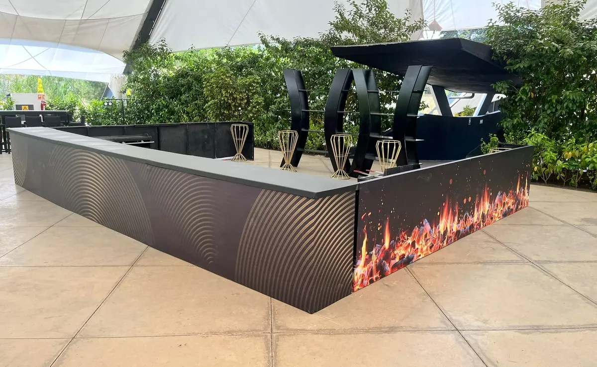 Barra con chimenea en jardín.