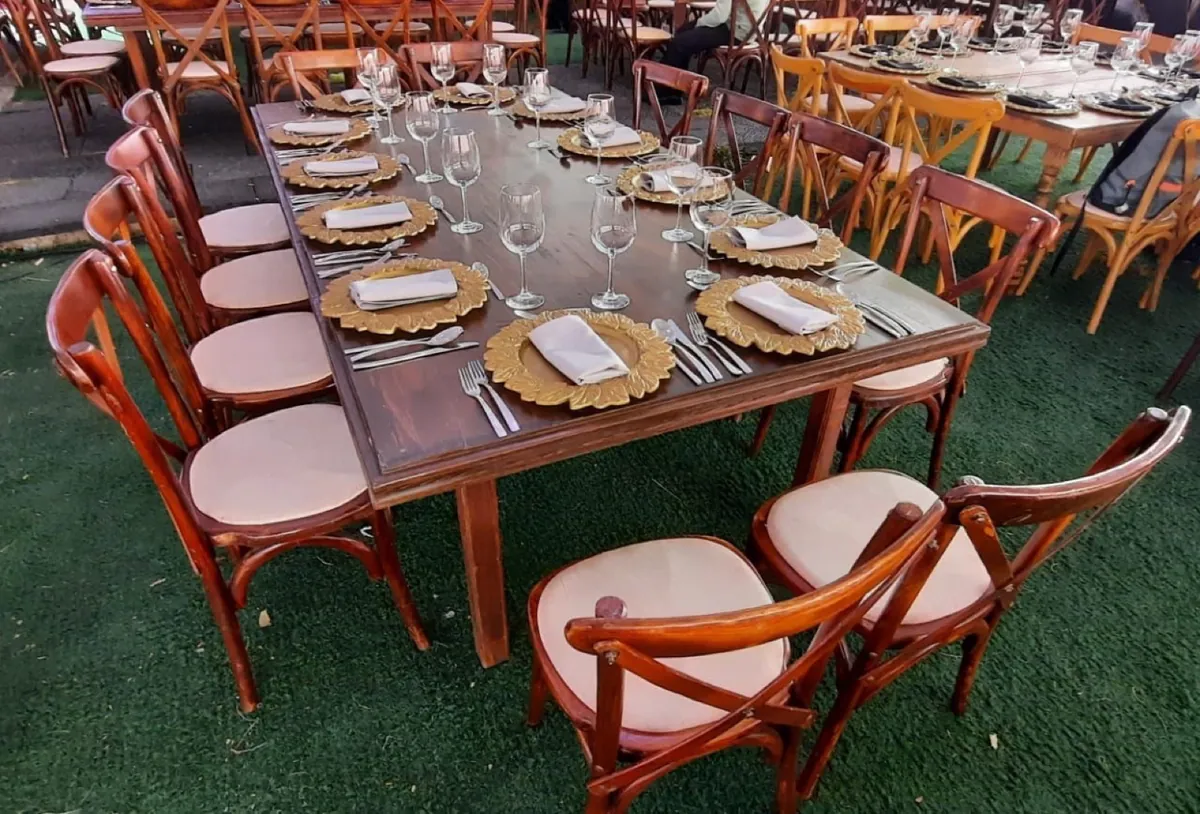 Montaje de mesa para boda, con vajilla dorada.