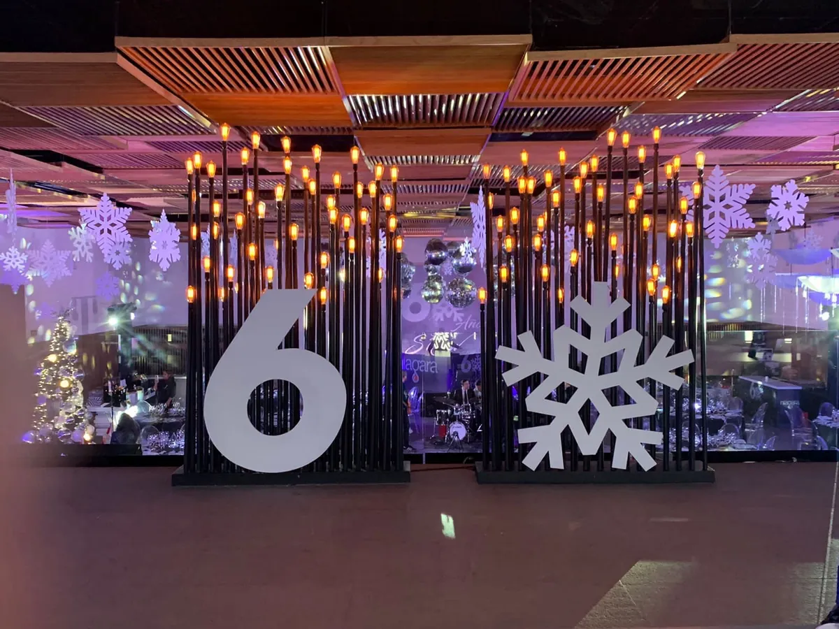 Ambientación temática de invierno e iluminación escénica.