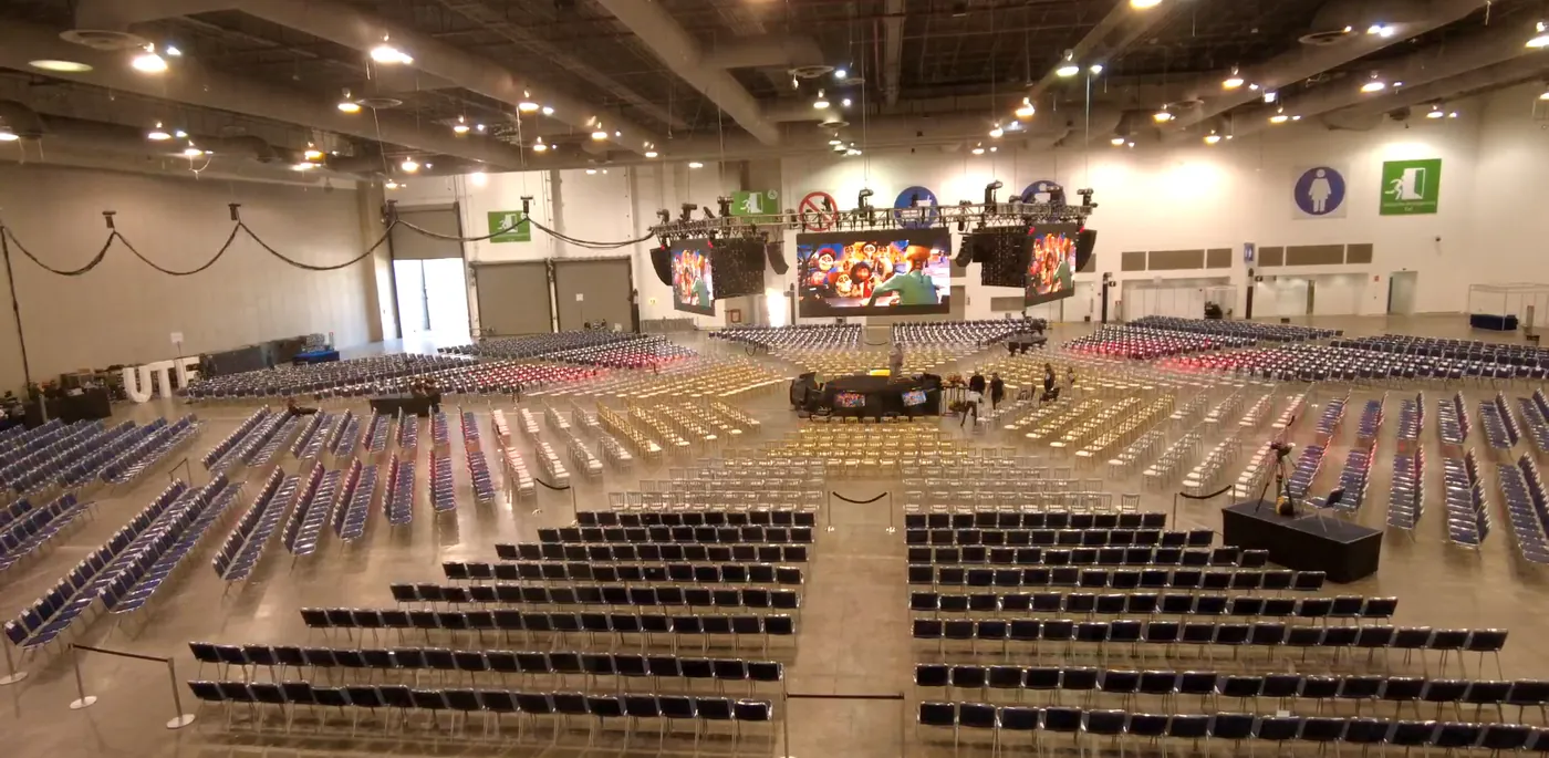 Montaje para congreso: escenario, pantallas y butacas.