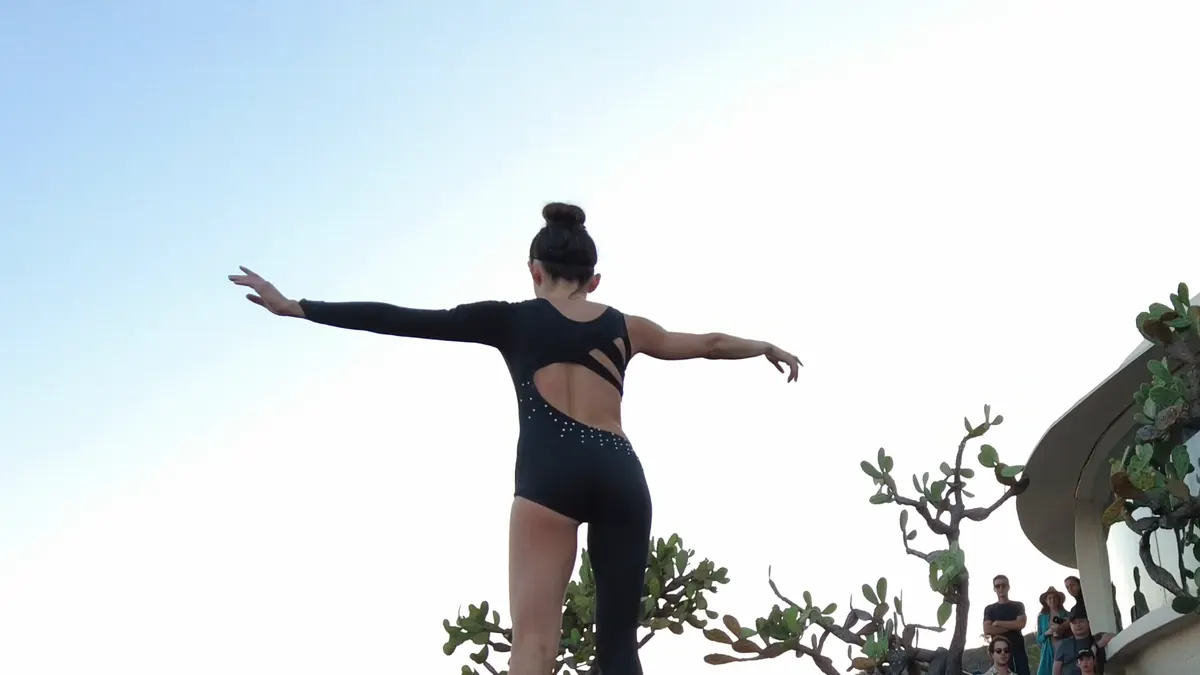 Performance acrobático al aire libre.